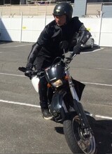 低速での8の字走行を練習中の吉川晃司。