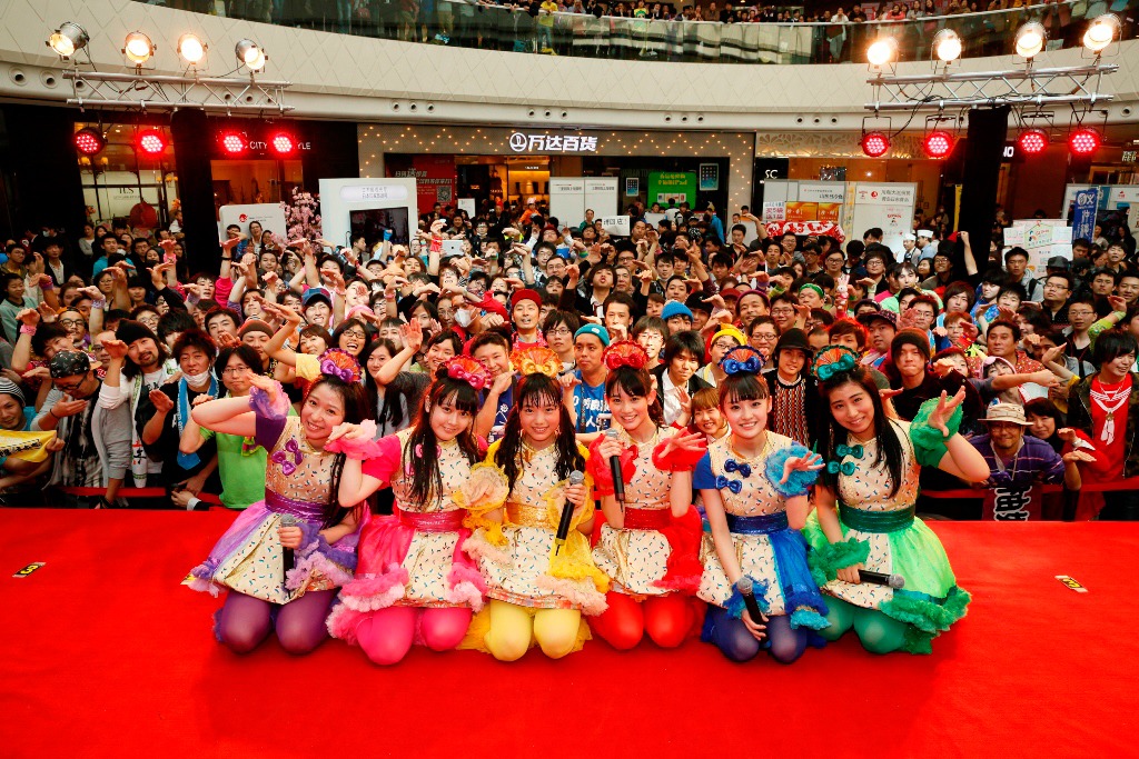 「第2回大連ジャパンブランド」でのライブを終えたチームしゃちほこと現地のファン。