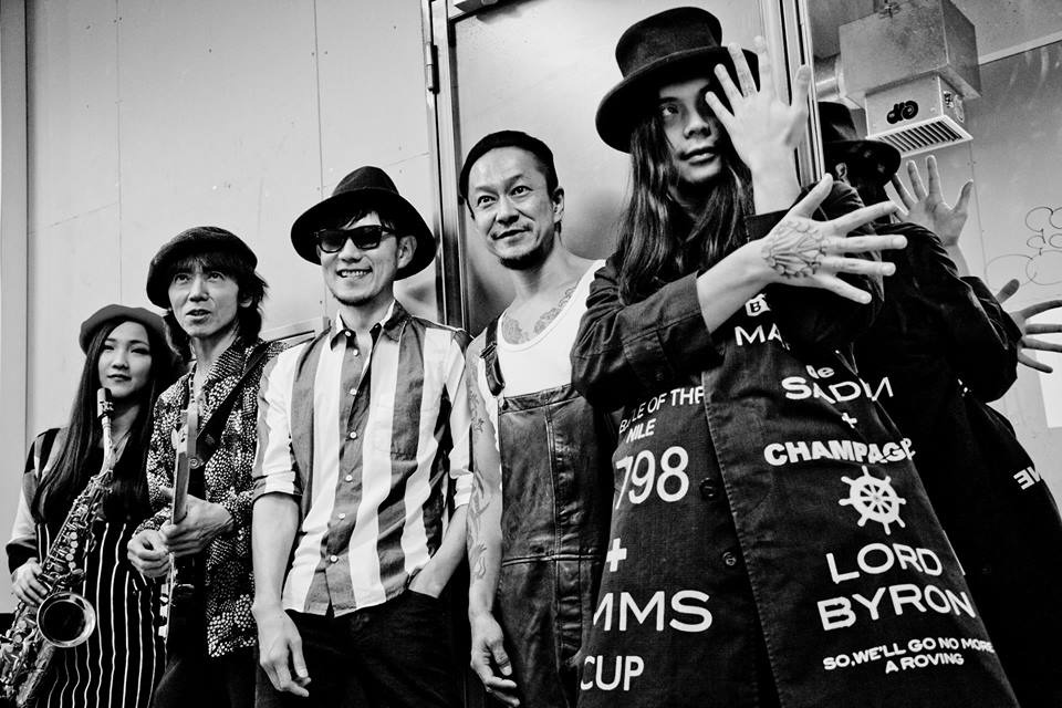 the day。写真左はサポートメンバーの前田サラ（Sax）。