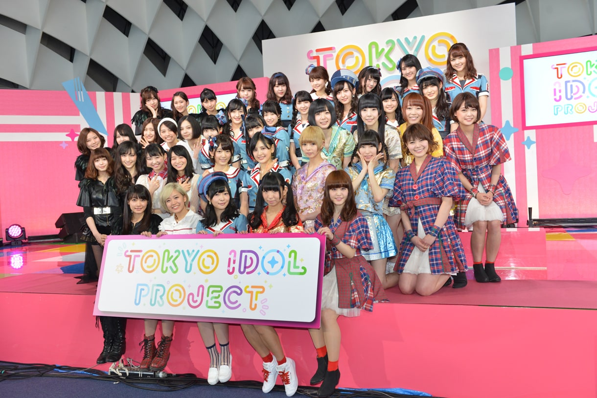 「TOKYO IDOL PROJECT」記者発表会出席者によるフォトセッションの様子。