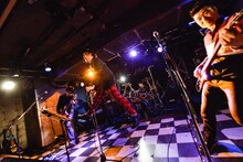 昨年12月に東京・新宿LOFTにて開催「ケラリーノ・サンドロヴィッチ・ミューヂック・アワー」に出演した後期「有頂天」セッション。（Photo by AZUSA TAKADA）