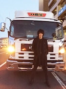 「STARLIGHT号一番星」の前に立つ吉井和哉。