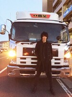 「STARLIGHT号一番星」の前に立つ吉井和哉。