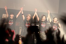 DISH//「皿vsスラ“世界サラ一級タイトルマッチ”～2015年 春編～」豊洲PIT公演の様子。