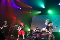 DISH//「皿vsスラ“世界サラ一級タイトルマッチ”～2015年 春編～」豊洲PIT公演の様子。