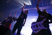 DISH//「皿vsスラ“世界サラ一級タイトルマッチ”～2015年 春編～」豊洲PIT公演の様子。