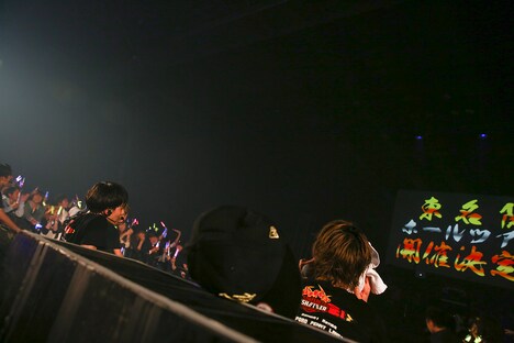 夏のホールツアーを発表したときの様子。