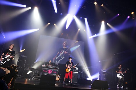 DISH//「皿vsスラ“世界サラ一級タイトルマッチ”～2015年 春編～」豊洲PIT公演の様子。