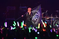 「Dragon Night」を歌う綾小路翔（氣志團）。