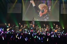 「Dragon Night」を披露する氣志團。