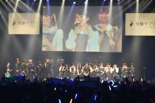 トークセッションを行う氣志團と乃木坂46。