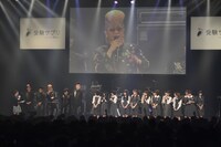 トークセッションを行う氣志團と乃木坂46。