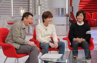 今週の人気画像4位は「三代目JSB岩田、おしゃれイズムで“熱すぎる食事会”実態明かす」より、左から上田晋也、岩田剛典（三代目 J Soul Brothers、EXILE）、藤木直人。 (c)ytv
