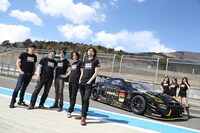 「NISSAN GT-R NISMO GT3」の前で記念撮影をするDOESのメンバーたち。
