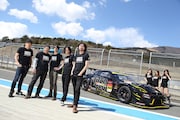 「NISSAN GT-R NISMO GT3」の前で記念撮影をするDOESのメンバーたち。