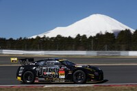 レース場を走るRUN UP SPORTSの「NISSAN GT-R NISMO GT3」。