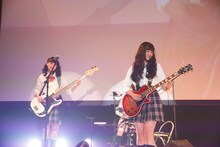 Karin（B）とShione（Vo, G）。