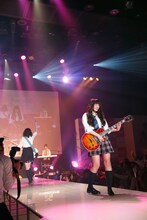 ランウェイを歩くShione（Vo, G）。