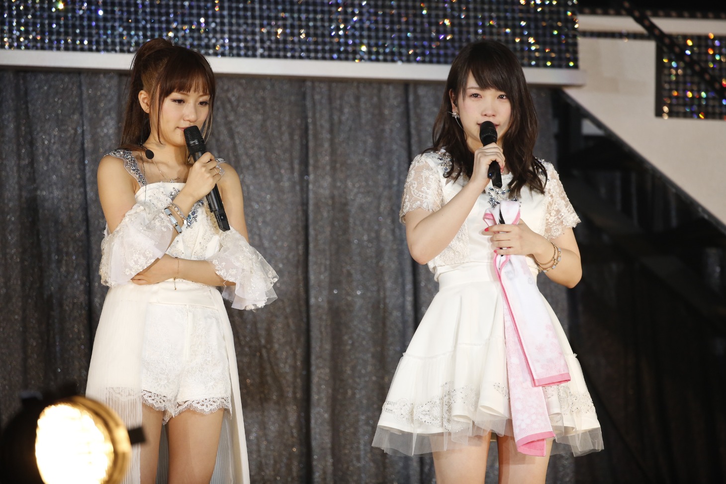 左から高橋みなみ、川栄李奈。 (c)AKS
