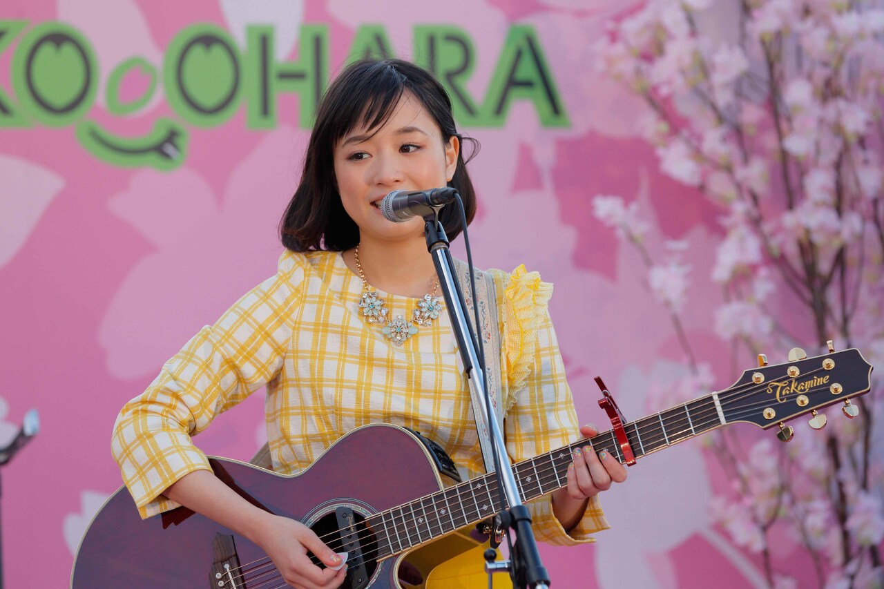 屋上で熱唱する大原櫻子。