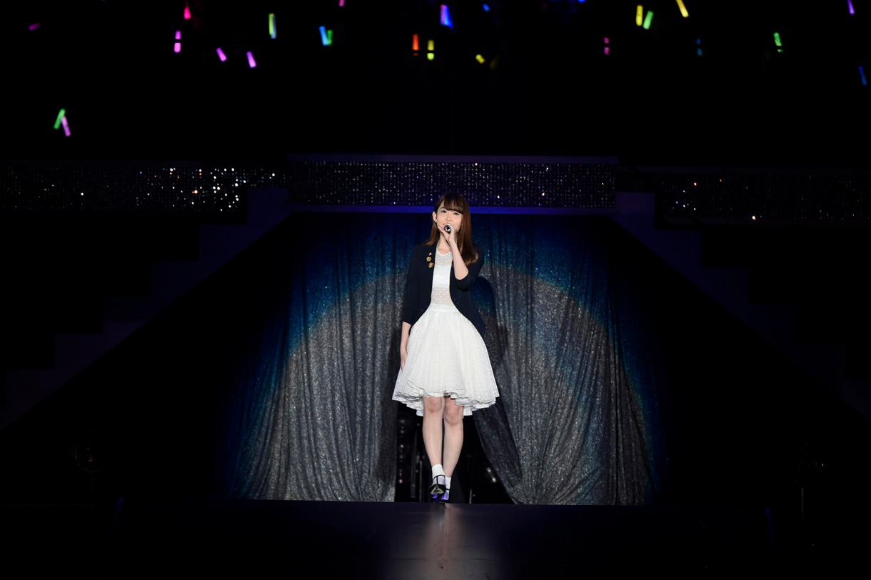 「桜の木になろう」で登場した小嶋陽菜。 (c)AKS