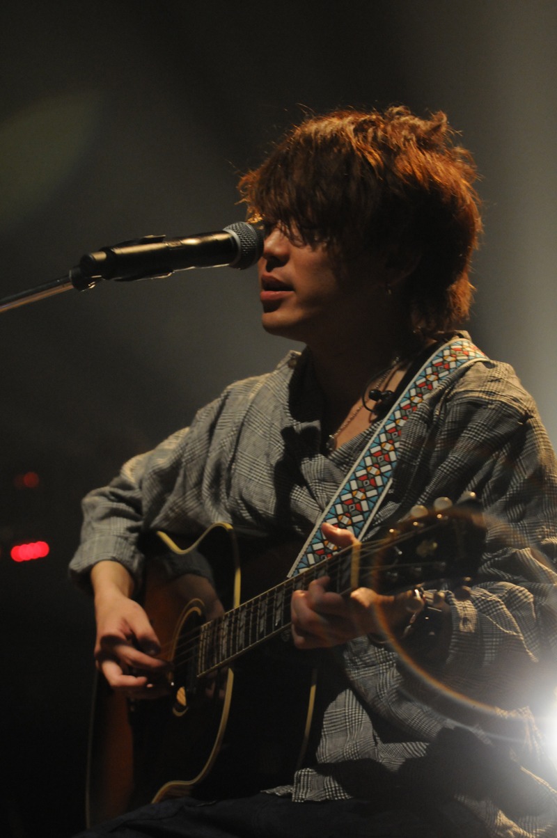 アンコールで弾き語りを披露する金廣真悟（Vo, G）。（Photo by Sachie hamaya）