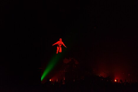 冒頭に宙吊りで登場したたなしん（B, Cho）（Photo by Sachie hamaya）。