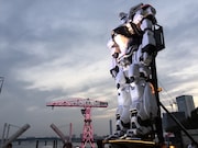 「超ロボットエリア」に登場する全高10mの実物大ロボット「98式AVイングラム」。