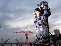 「超ロボットエリア」に登場する全高10mの実物大ロボット「98式AVイングラム」。