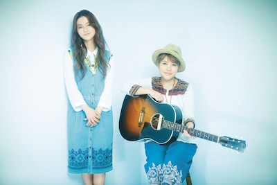 やなわらばー。右が東里梨生（Vo, G）。