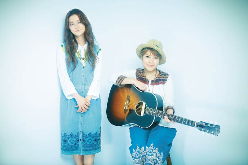 やなわらばー。右が東里梨生（Vo, G）。