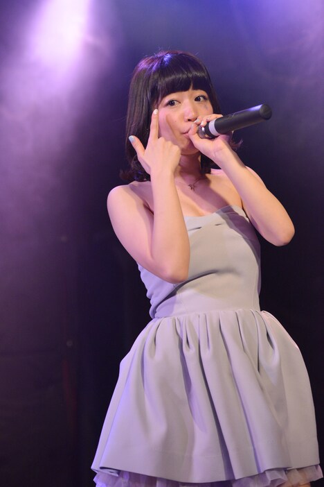 ベアトップを着てパフォーマンスを行う宗本花音里。