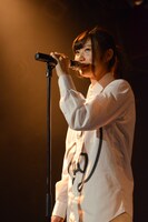 村下孝蔵「初恋」のカバーを披露する井上唯。