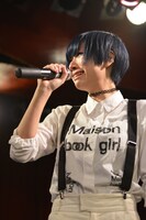 涙するコショージメグミ。