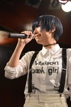 涙するコショージメグミ。