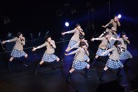 「FLY AWAY」を披露するさくら学院。
