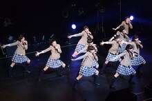 「FLY AWAY」を披露するさくら学院。