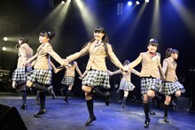 「ベリシュビッッ」を披露するさくら学院。