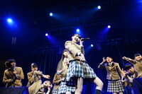 「ご機嫌！Mr.トロピカロリー」を披露するさくら学院。