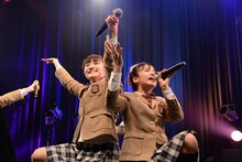 左から菊地最愛、山出愛子。