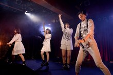 Maison book girlのパフォーマンスの様子。