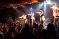 Maison book girlのパフォーマンスの様子。