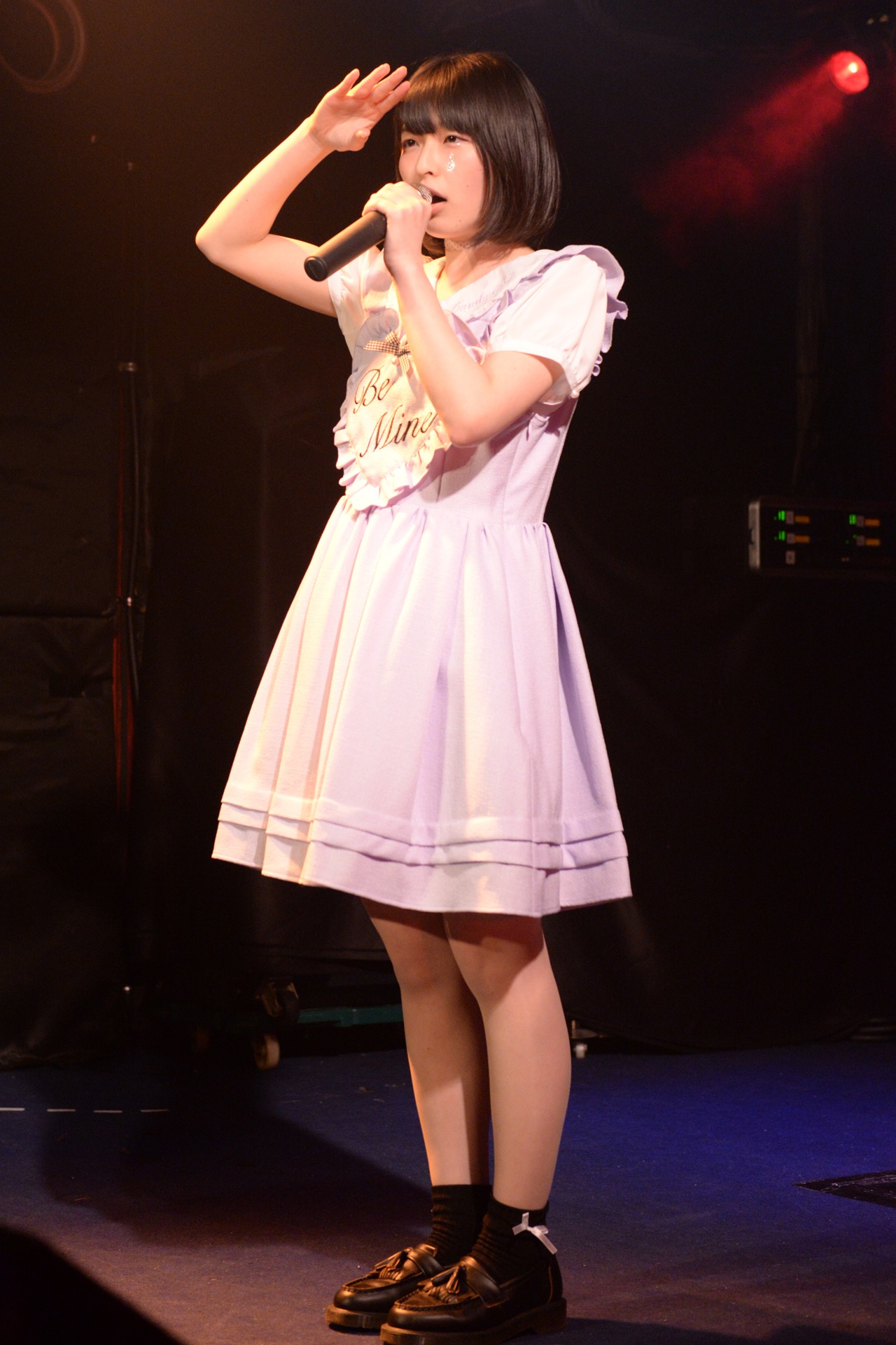 エプロンワンピースを着た矢川葵。