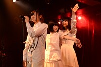 井上唯のソロパフォーマンスの応援に駆けつけた矢川葵と宗本花音里。