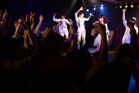 Maison book girlのパフォーマンスの様子。