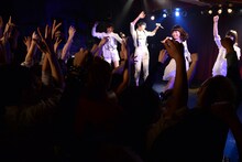 Maison book girlのパフォーマンスの様子。