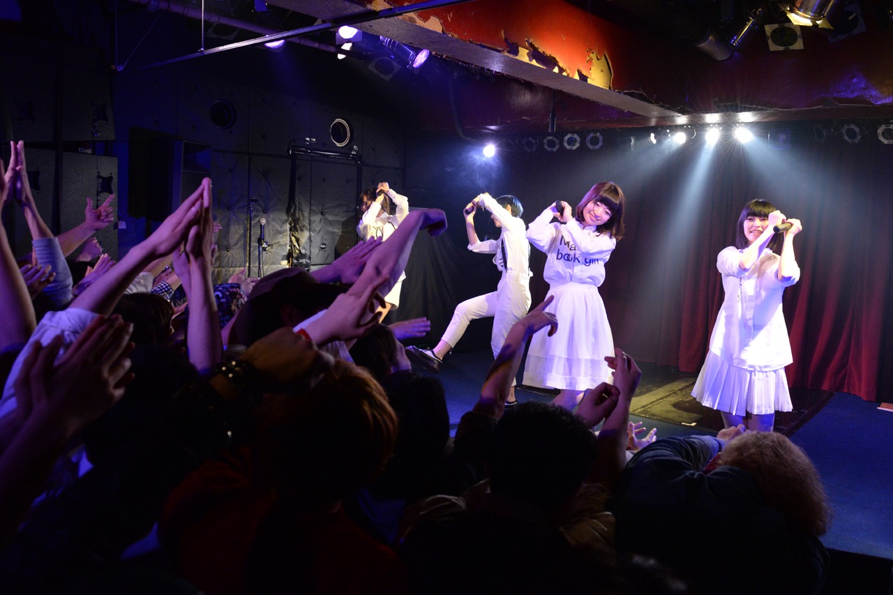 Maison book girlのパフォーマンスの様子。