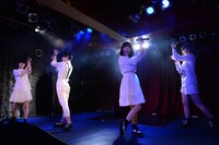 Maison book girlのパフォーマンスの様子。