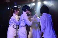 コショージメグミが宗本花音里の衣装にハサミを入れる様子。