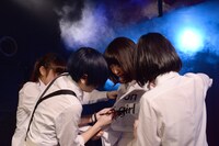 宗本花音里の衣装にハサミを入れるコショージメグミ。